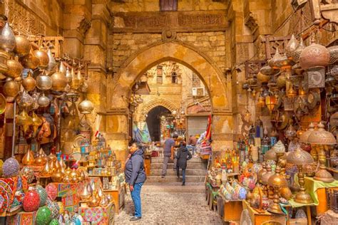 Il Mercato di Khan el-Khalili, un affresco vibrante di quotidianità e simbolismo!